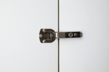 Metal bir dolap kapısına yakın çekim, insan yok.