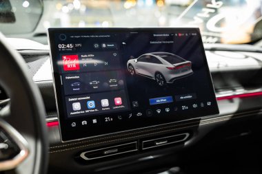 Zürih Oto Fuarı, İsviçre, 31 Ekim 2025. Auto Zürih Show 'da yeni, elektrikli Mazda 6e veya EZ-6' nın iç çekimi. Kapat, geniş açı görünümü, dijital bilgi aktarma ekranları