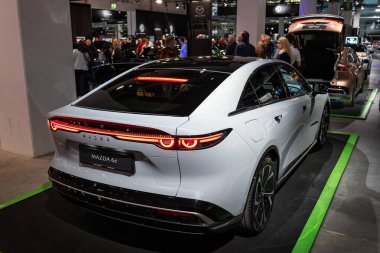 Zürih Oto Fuarı, İsviçre, 31 Ekim 2025. Auto Zürih Şov 'da yeni, elektrikli Mazda 6e veya EZ-6 sedan. Geniş açı, dikiz açısı, öncü ışık kümesi ve arka spoiler.