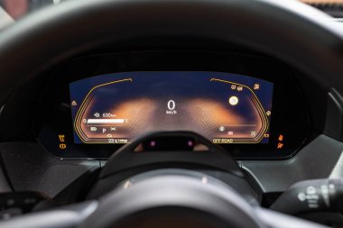 Zürih Oto Fuarı, İsviçre, 31 Ekim 2025. Auto Zürih Show 'da yeni, elektrikli Mazda 6e veya EZ-6' nın iç çekimi. Kapat, geniş açı görünümü, dijital bilgi aktarma ekranları