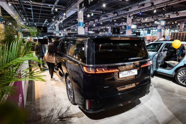 Zürih Oto Fuarı, İsviçre, 31 Ekim 2025. Auto Zürih araba fuarında Yeni Voyah Dream elektrikli minivan veya MPV sergilenmektedir. Geniş açı, dikiz aynası, insanlar standın önünden geçiyor.