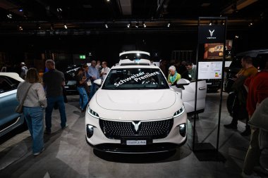 Zürih Oto Fuarı, İsviçre, 31 Ekim 2025. Oto Zürih araba fuarında sergilenen Yeni Voyah Courage elektrik geçidi veya SUV. Geniş açı ön manzara, insanlar standın önünden geçiyor.