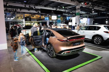 Zürih Oto Fuarı, İsviçre, 31 Ekim 2025. Auto Zürih Şov 'da yeni, elektrikli Mazda 6e veya EZ-6 sedan. Geniş açı, dikiz açısı, öncü ışık kümesi ve arka spoiler.