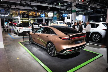 Zürih Oto Fuarı, İsviçre, 31 Ekim 2025. Auto Zürih Şov 'da yeni, elektrikli Mazda 6e veya EZ-6 sedan. Geniş açı, dikiz açısı, öncü ışık kümesi ve arka spoiler.