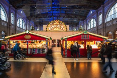 Zürih HB, İsviçre, 20 Kasım 2025. İnsanlar ana salondaki yiyecek, içecek ve hediyelik eşya dükkanlarını ya da mağazaları ziyaret ediyor. Geniş açı görünümü