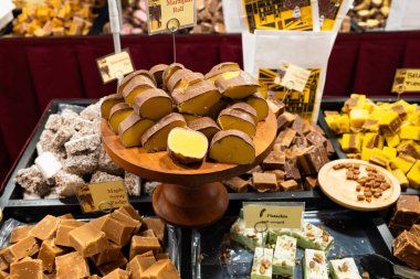 Zürih, İsviçre, 22 Kasım 2025. Çikolatalı trüf ve el yapımı İngiliz şekerlemeleri Noel marketlerinden veya tezgahlarından birinde sergileniyor.