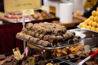 Zürih, İsviçre, 22 Kasım 2025. Çikolatalı trüf ve el yapımı İngiliz şekerlemeleri Noel marketlerinden veya tezgahlarından birinde sergileniyor.