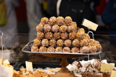 Zürih, İsviçre, 22 Kasım 2025. Çikolatalı trüf ve el yapımı İngiliz şekerlemeleri Noel marketlerinden veya tezgahlarından birinde sergileniyor.