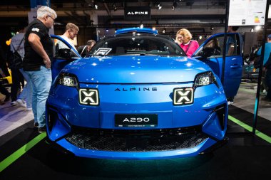 Zürih Oto Fuarı, İsviçre, 31 Ekim 2025. Alpine A290 elektrikli küçük kapak Oto Zürih araba fuarında sergileniyor. Geniş açı bakış açısı, insanlar standın önünden geçiyor.