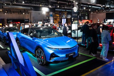 Zürih Oto Fuarı, İsviçre, 31 Ekim 2025. Alpine A390 elektrikli arazi aracı Zürih otomobil fuarında sergileniyor. Geniş açı ön manzara, insanlar standın önünden geçiyor.