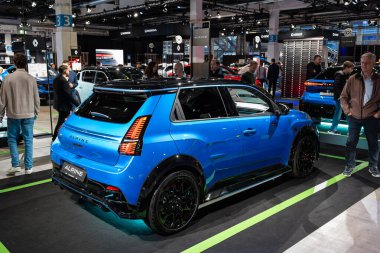 Zürih Oto Fuarı, İsviçre, 31 Ekim 2025. Alpine A290 elektrikli küçük kapak Oto Zürih araba fuarında sergileniyor. Botların ve stop lambalarının geniş açılı dikey görüntüsü