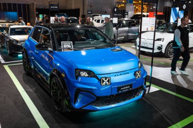 Zürih Oto Fuarı, İsviçre, 31 Ekim 2025. Alpine A290 elektrikli küçük kapak Oto Zürih araba fuarında sergileniyor. Geniş açı bakış açısı, insanlar standın önünden geçiyor.