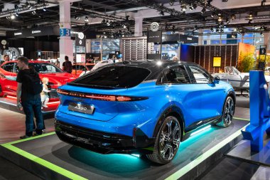 Zürih Oto Fuarı, İsviçre, 31 Ekim 2025. Alpine A390 elektrikli arazi aracı Zürih otomobil fuarında sergileniyor. Botların ve stop lambalarının geniş açılı dikey görüntüsü