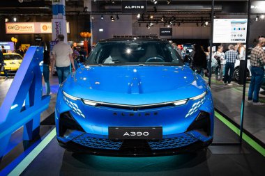 Zürih Oto Fuarı, İsviçre, 31 Ekim 2025. Alpine A390 elektrikli arazi aracı Zürih otomobil fuarında sergileniyor. Geniş açı ön manzara, insanlar standın önünden geçiyor.