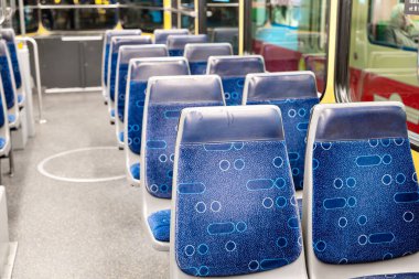 Geceleri tramvayda boş koltuklar. Geniş açı görünümü, insan yok.