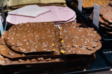 Vitrin vitrininde fındıklı İsviçre sütlü çikolata kabuğu. Üstten aşağı, yakın çekim, insan yok.