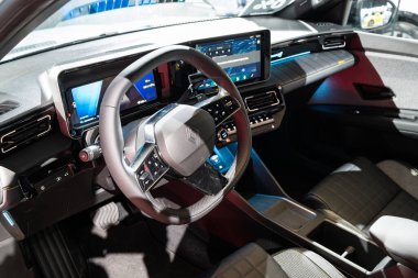 Zürih Oto Fuarı, İsviçre, 31 Ekim 2025. Renault R5 elektrikli küçük hatchback Oto Zürih araba fuarında sergileniyor. İç çekim, geniş açı, insan yok.