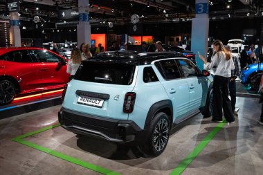 Zürih Oto Fuarı, İsviçre, 31 Ekim 2025. Renault R4 E-Tech elektrikli arazi aracı Zürih otomobil fuarında sergilendi. Geniş açı, dikey görüş