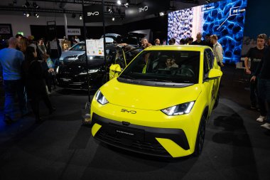 Zürih Oto Fuarı, İsviçre, 31 Ekim 2025. Yeni BYD Yunus Sörfü elektrikli küçük şehir arabası Oto Zürih araba fuarında sergileniyor. Geniş açı, ön görünüm