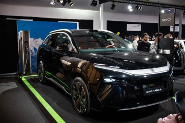 Zürih Oto Fuarı, İsviçre, 31 Ekim 2025. Otomobil Zürih araba fuarında sergilenen yeni BYD Tang L elektrikli SUV. Geniş açı, ön görünüm