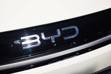 Zürih Oto Fuarı, İsviçre, 31 Ekim 2025. Otomobil Zürih araba fuarında sergilenen elektrikli bir arabanın kaputu ya da amblemi. Geniş açı, yukarıdan aşağı, yakın çekim, insan yok.