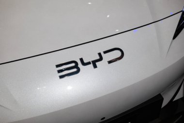 Zürih Oto Fuarı, İsviçre, 31 Ekim 2025. Otomobil Zürih araba fuarında sergilenen elektrikli bir arabanın kaputu ya da amblemi. Geniş açı, yukarıdan aşağı, yakın çekim, insan yok.