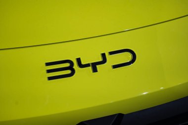 Zürih Oto Fuarı, İsviçre, 31 Ekim 2025. Otomobil Zürih araba fuarında sergilenen elektrikli bir arabanın kaputu ya da amblemi. Geniş açı, yukarıdan aşağı, yakın çekim, insan yok.