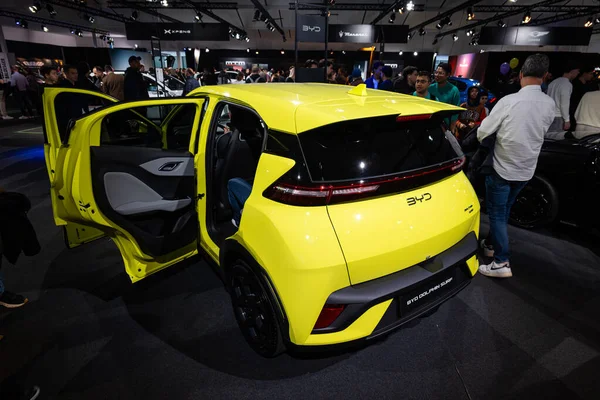 Zürih Oto Fuarı, İsviçre, 31 Ekim 2025. Yeni BYD Yunus Sörfü elektrikli küçük şehir arabası Oto Zürih araba fuarında sergileniyor. Geniş açı, dikey görüş