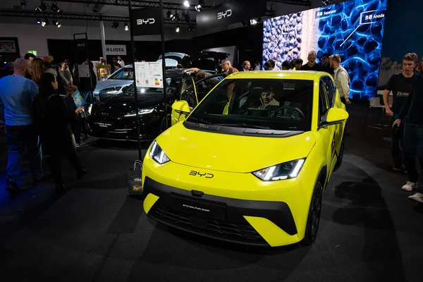 Zürih Oto Fuarı, İsviçre, 31 Ekim 2025. Yeni BYD Yunus Sörfü elektrikli küçük şehir arabası Oto Zürih araba fuarında sergileniyor. Geniş açı, ön görünüm