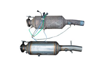 İki kullanılmış dizel partikül filtresi beyaza izole edilmiş, insan yok.