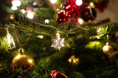 İp ışıklarıyla Noel ağacı süslemeleri. Makro çekim yakın, alan derinliği sığ, insan yok.