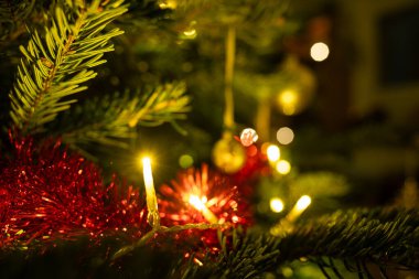 İp ışıklarıyla Noel ağacı süslemeleri. Makro çekim yakın, alan derinliği sığ, insan yok.