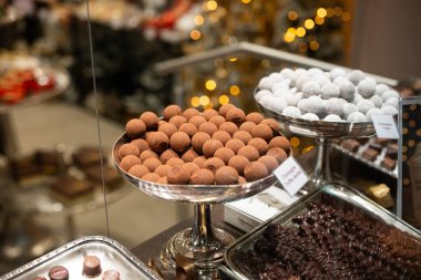 Vitrindeki gümüş tepside el yapımı çikolatalı mantarlar. Yakın çekim, insan yok.