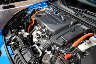 Zürih Oto Fuarı, İsviçre, 31 Ekim 2025. Yeni Honda 2.0 Liter e: HEV benzinli hibrit motor otomobil fuarında kompakt otomobil motoru bölümünde. Geniş açı, yukarıdan aşağıya