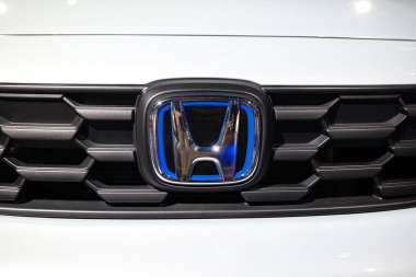 Zürih Oto Fuarı, İsviçre, 31 Ekim 2025. Mavi aksanlı logolu Honda hibrit araba ızgarasının yakın çekimi. Yakın çekim, insan yok.