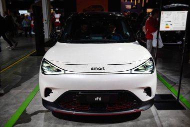 Zürih Oto Fuarı, İsviçre, 31 Ekim 2025. Yeni elektrikli Smart Hashtag 1 elektrikli şehir arabası Oto Zürih araba fuarında sergileniyor. Geniş açı, ön görünüm