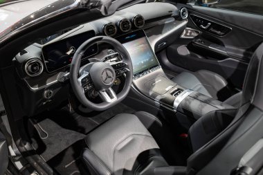 Zürih Oto Fuarı, İsviçre, 31 Ekim 2025. Yeni Mercedes Benz R 232 SL Sınıfı Roadster iç görünümü Auto Zürih araba fuarında. Geniş açı, insan yok.
