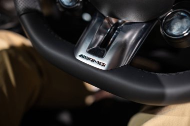 Zürih Oto Fuarı, İsviçre, 31 Ekim 2025. Deri kaplı Mercedes Benz direksiyon. Otomobil Zürih araba fuarında sergilenen yeni bir arabanın içinde krom AMG rozet amblemi var.