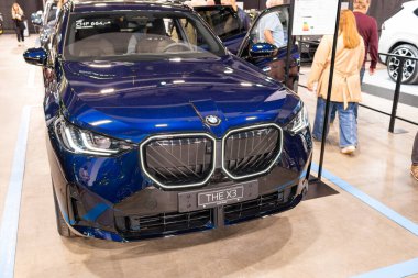 Zürih Oto Fuarı, İsviçre, 31 Ekim 2025. Zürih Otomobil Fuarı 'nda gösterilen mavi bir G45 BMW X3 özel kompakt arazi aracı ön görünümü