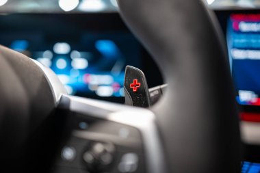 Zürih Oto Fuarı, İsviçre, 31 Ekim 2025. Otomobil Zürih araba fuarında, modern bir BMW 'nin sağ pedal değiştiricisinin yakın görüntüsü. Yakın çekim, insan yok.