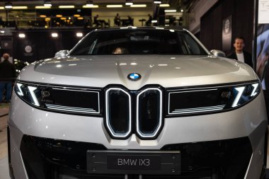 Zürih Oto Fuarı, İsviçre, 31 Ekim 2025. Yeni 2026 NA5 BMW iX3 pil elektrikli kompakt arazi aracı Zürih Otomobil Fuarı 'nda sergilenmektedir.