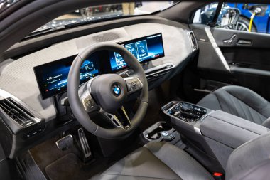 Zürih Oto Fuarı, İsviçre, 31 Ekim 2025. Yeni 2025 BMW iX batarya elektrikli kompakt SUV iç mekan Auto Zürih araba fuarında sergilenmektedir