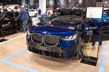Zürih Oto Fuarı, İsviçre, 31 Ekim 2025. Zürih Otomobil Fuarı 'nda gösterilen mavi bir G45 BMW X3 özel kompakt arazi aracı ön görünümü