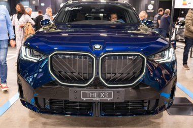 Zürih Oto Fuarı, İsviçre, 31 Ekim 2025. Zürih Otomobil Fuarı 'nda gösterilen mavi bir G45 BMW X3 özel kompakt arazi aracı ön görünümü