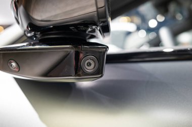 Zürih Oto Fuarı, İsviçre, 31 Ekim 2025. Zürih Otomobil Fuarı 'nda gösterilen yeni bir Polestar 5 pilli EV üzerindeki ADAS izleme sensörü veya kameralı bir yan aynanın görüntüsünü kapat