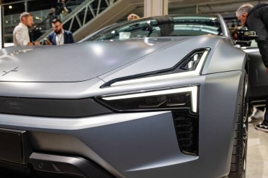 Zürih Oto Fuarı, İsviçre, 31 Ekim 2025. Polestar 5 pilli elektrikli sedan ince far ünitesi Zürih Otomobil Fuarı 'nda sergileniyor.