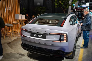 Zürih Oto Fuarı, İsviçre, 31 Ekim 2025. Zürih Otomobil Fuarı 'nda sergilenen yeni Volvo ES 90 pil elektrikli arazi aracının arka görünümü