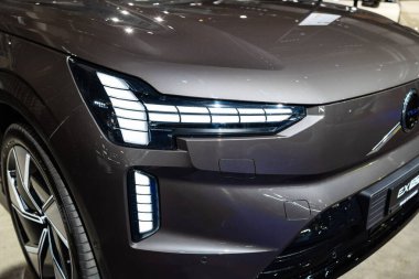 Zürih Oto Fuarı, İsviçre, 31 Ekim 2025. Yeni Volvo EX90 pil tam ölçekli SUV 'nin far ünitesinin yakın görüntüsü