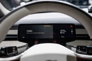 Zürih Oto Fuarı, İsviçre, 31 Ekim 2025. Zürih Otomatik Fuarı 'nda gösterilen yeni Volvo XC60 çapraz SUV içindeki dijital enstrüman ekranının görüntüsünü kapat