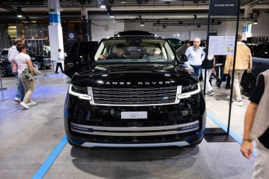 Zürih Oto Fuarı, İsviçre, 31 Ekim 2025. Zürih Otomobil Fuarı 'nda gösterilen 2025 Range Rover' ı kontrol eden insanların ön görüntüsü